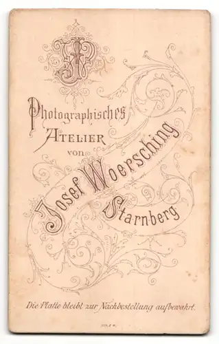 Fotografie Josef Woersching, Starnberg, Portrait hübscher junger Mann mit Oberlippenbart und gestreifter Fliege