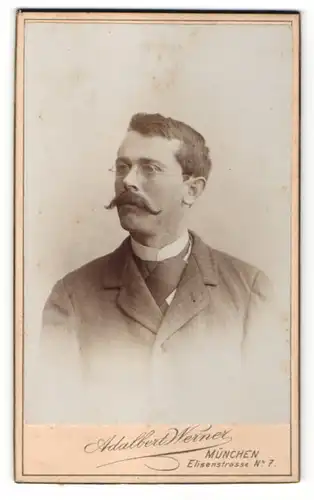 Fotografie Adalbert Werner, München, Portrait junger Mann mit Brille und Schnauzer im karierten Jackett