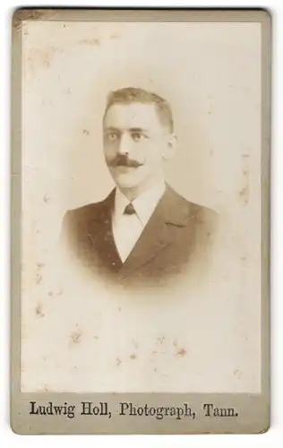 Fotografie Ludwig Holl, Tann, Portrait junger hübscher Mann mit Schnurrbart im Jackett