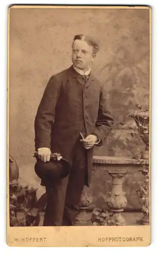 Fotografie W. Höffert, Dresden, junger Mann mit Mittelscheitel, Hut und Mantel