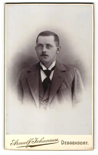 Fotografie Arnulf Johannes, Deggendorf, Portrait junger Mann mit Brille in schwarzer Krawatte