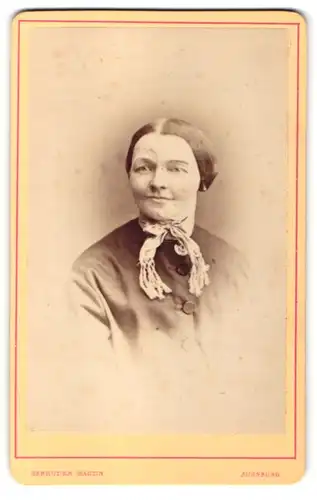 Fotografie Gebr. Martin, Augsburg, Portrait lächelnde Dame mit zurückgebundenem Haar und Halstuch