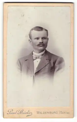 Fotografie Paul Stricker, Waldenburg i. S., Portrait junger charmanter Mann mit Oberlippenbart im Anzug