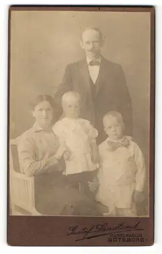 Fotografie Gustaf Sandlund, Göteborg, schönes Familienportrait mit zwei süssen blonden Kindern