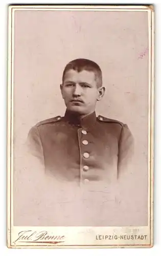 Fotografie Jul. Benne, Leipzig-Neustadt, Portrait junger charmanter Soldat in interessanter Uniform