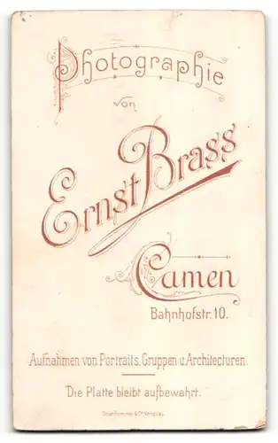 Fotografie E. Brass, Camen, Portrait brünettes Fräulein mit lockigem Haar in weisser bestickter Bluse mit Perlenhalskette
