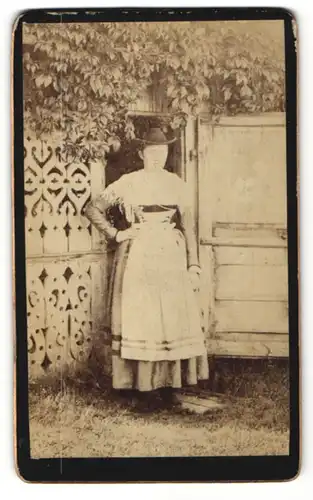 Fotografie unbekannter Fotograf, unbekannter Ort, Portrait Frau im Kleid