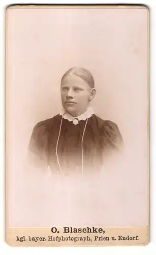 Fotografie O. Blaschke, Prien u. Endorf, Portrait Mädchen mit Mittelscheitel