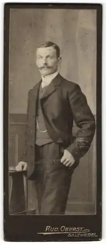 Fotografie Rud. Oberst, Salzwedel, Portrait Mann mit Schnurrbart im Anzug