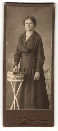 Fotografie Rudolf Müller, Rochlitz, Portrait junge Frau im schwarzen Kleid mit Buch