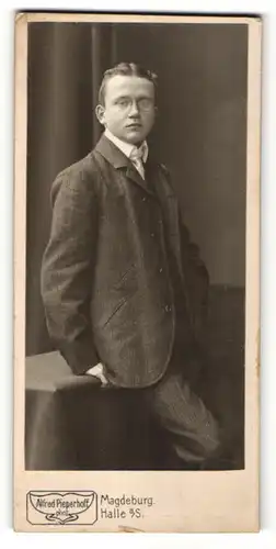 Fotografie Alfred Pieperhoff, Magdeburg, Portrait junger Mann im Anzug mit Krawatte