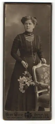Fotografie Otto Witte, Berun, Portrait junge Frau im schwarzen Kleid mit Blumen