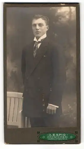 Fotografie J. Espig, Hainichen, Portrait junger Mann im Anzug mit Krawatte