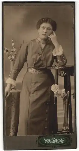 Fotografie Adolf Zierold, Zschopau, Portrait junge Frau anlehnend