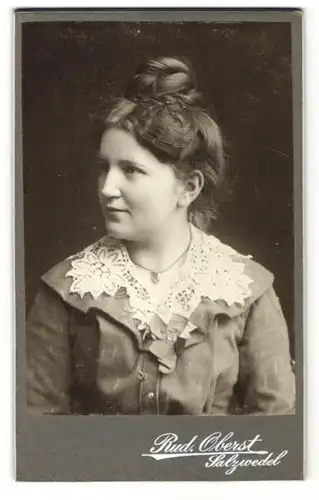 Fotografie Rud. Oberst, Salzwedel, Portrait Frau mit Hochsteckfrisur im Kleid mit Spitzenbesatz