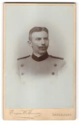 Fotografie Eugen Willenius, Gardelegen, Portrait Soldat in Uniform