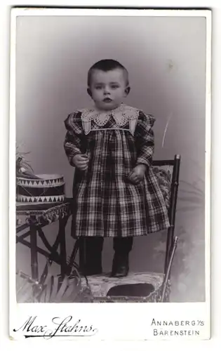 Fotografie Max Stahns, Annaberg i. /. S.-Bärenstein, Portrait Mädchen im karierten Kleid auf einem Stuhl