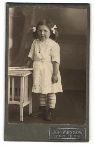 Fotografie Joh. Messow, Havelberg, Portrait niedliches Mädchen mit zwei Zöpfen und Schleifen
