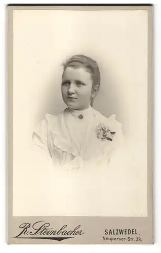 Fotografie R. Steinbach, Salzwedel, Portrait Mädchen im festlichen Kleid mit Ansteckblume