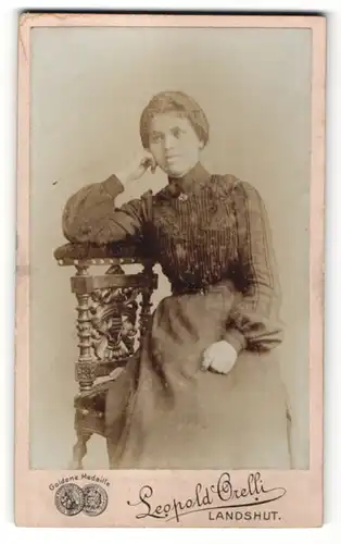 Fotografie Leopold Orelli, Landshut, Portrait junge Frau im edlen Kleid auf einem Stuhl