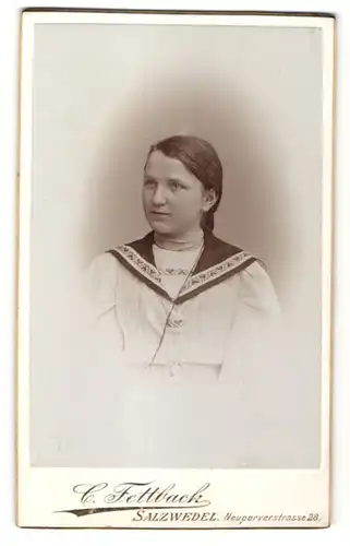 Fotografie C. Fettback, Salzwedel, Portrait Mädchen mit Perlenkette und modischer Bluse