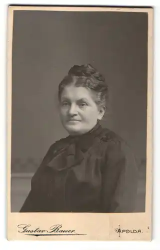 Fotografie Gustav Bauer, Apolda, Portrait ältere Dame mit Hochsteckfrisur und Kragenschleife