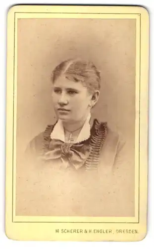 Fotografie M. Scherer & H. Engler, Dresden, Portrait hübsche junge Frau in edler Bluse mit Kragenschleife