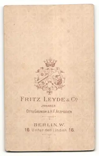 Fotografie Fritz Leyde & Co, Berlin, Portrait junger Herr mit Zwirbelbart im Anzug mit Fliege
