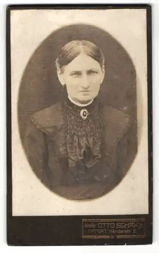 Fotografie Otto Schäk, Erfurt, Portrait ernste Dame in edler Bluse mit Brosche