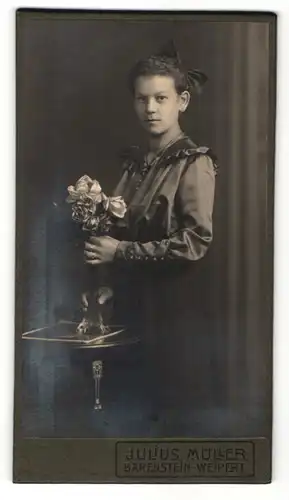 Fotografie Julius Müller, Bärenstein, Portrait junge Dame mit Haarschleife und Seidenbluse