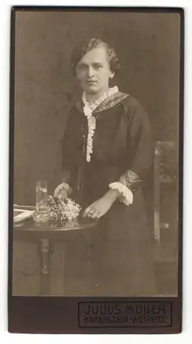 Fotografie Julius Müller, Bärenstein, Portrait junge Frau mit Haarspangen und hübschen Kleid