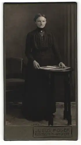 Fotografie Julius Müller, Bärenstein, Portrait strenge Dame im edlen Kleid mit Kette