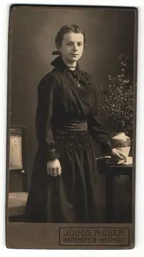 Fotografie Julius Müller, Bärenstein, Portrait junge Dame im edlen Kleid