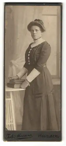 Fotografie Joh. Messow, Havelberg, Portrait Frau mit Hochsteckfrisur und Büchern in zeitgenössischem Kleid