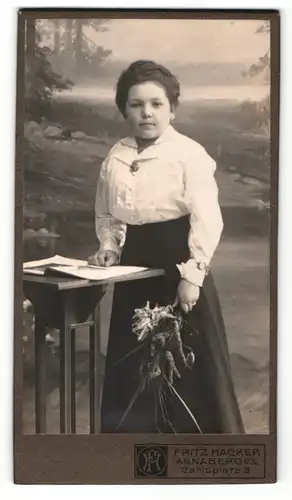 Fotografie Fritz Hacker, Annaberg i. / S., Portrait Mädchen mit weisser Bluse und Strauss am Pult
