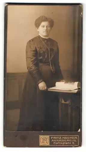 Fotografie Fritz Hacker, Annaberg i. / S., Portrait Frau mit Halskette in bürgerlicher Kleidung