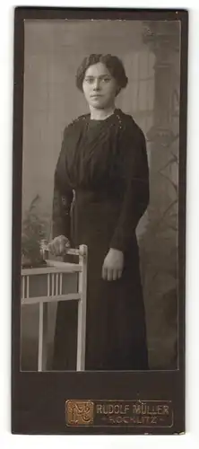 Fotografie Rudolf Müller, Rochlitz, Portrait Mädchen mit zurückgebundenem Haar im zeitgenössischen Kleid