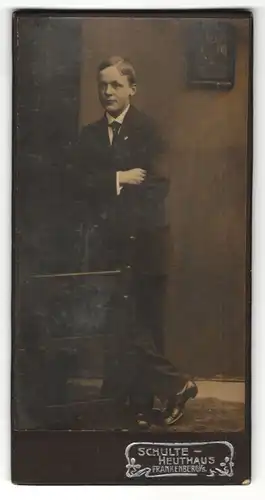 Fotografie Schulte-Heuthaus, Frankenberg i. / S., Portrait junger Mann mit Krawatte im Anzug