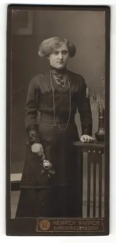 Fotografie Heinrich Wagner, Ehrenfriedersdorf, Portrait Frau mit Blume im bürgerlichen Spitzenkleid
