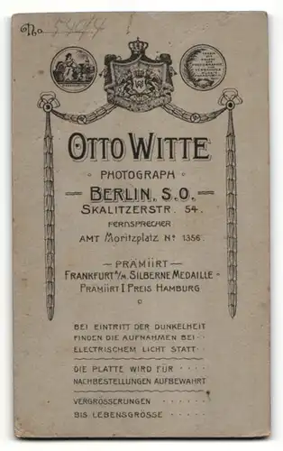 Fotografie Otto Witte, Berlin, Portrait junger Mann mit charmantem Blick mit Krawatte im Jackett