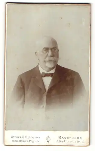 Fotografie B. Dettmann, Magdeburg, Portrait betagter Herr mit Halbglatze, Bart und Brille