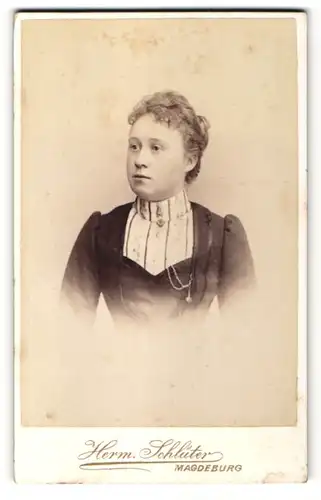 Fotografie Herm. Schlüter, Magdeburg, Portrait hübsches Fräulein mit zurückgebundenem Haar