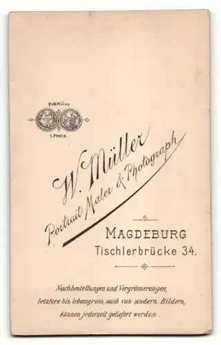 Fotografie W. Müller, Magdeburg, Portrait brünette junge Schönheit mit Brosche in gerüschter Bluse