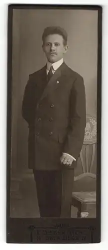 Fotografie C. Seeber, Oberwiesa, Portrait junger charmanter Herr in eleganter Krawatte und Jackett