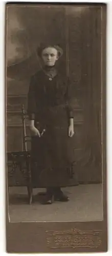 Fotografie Julius Grusche, Neugersdorf i. S., brünettes Fräulein im schönen Kleid und Buch in der Hand