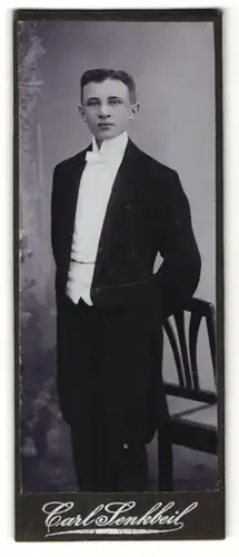 Fotografie Carl Senkbeil, Lunzenau i. Sa., hübscher junger Mann im weissen Hemd und schwarzem Anzug