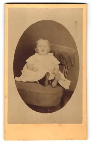 Fotografie Unbekannter Fotograf, Unbekannter Ort, Portrait Baby im weissen Kleid auf einem Stuhl