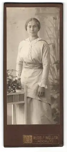 Fotografie Rudolf Müller, Rochlitz, Portrait Frau mit zurückgebundenem Haar in zeitgenössischem Kleid mit Gürtel