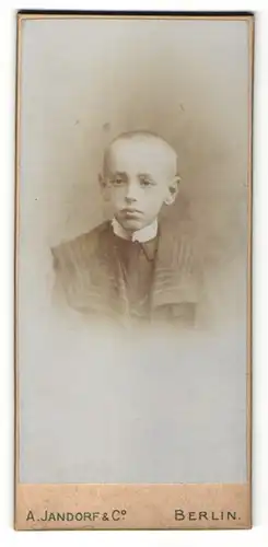 Fotografie A. Jandorf & Co., Berlin, Portrait kleiner Junge in bürgerlicher Kleidung