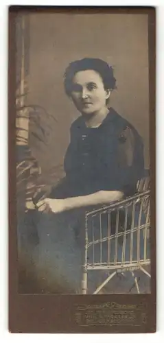 Fotografie Julius Grusche, Neugersdorf i. / S., Portrait Frau in transparenter Bluse im Korbstuhl